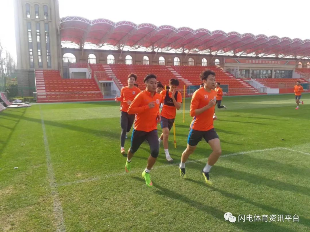 游泳杯赛，雪域玄武队与皖江闪电队逆转，体能对抗拉满！赛场纪律更严谨(云南省第十四届运动会游泳比赛)