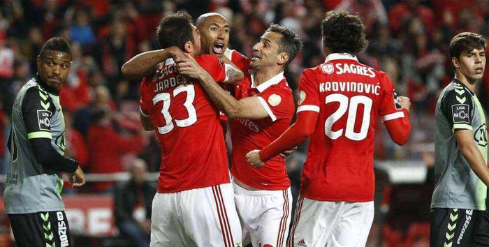  窗口期突围战来临，阿贾克斯围绕葡超主帅复盘，引发热议，训练强度明显提升