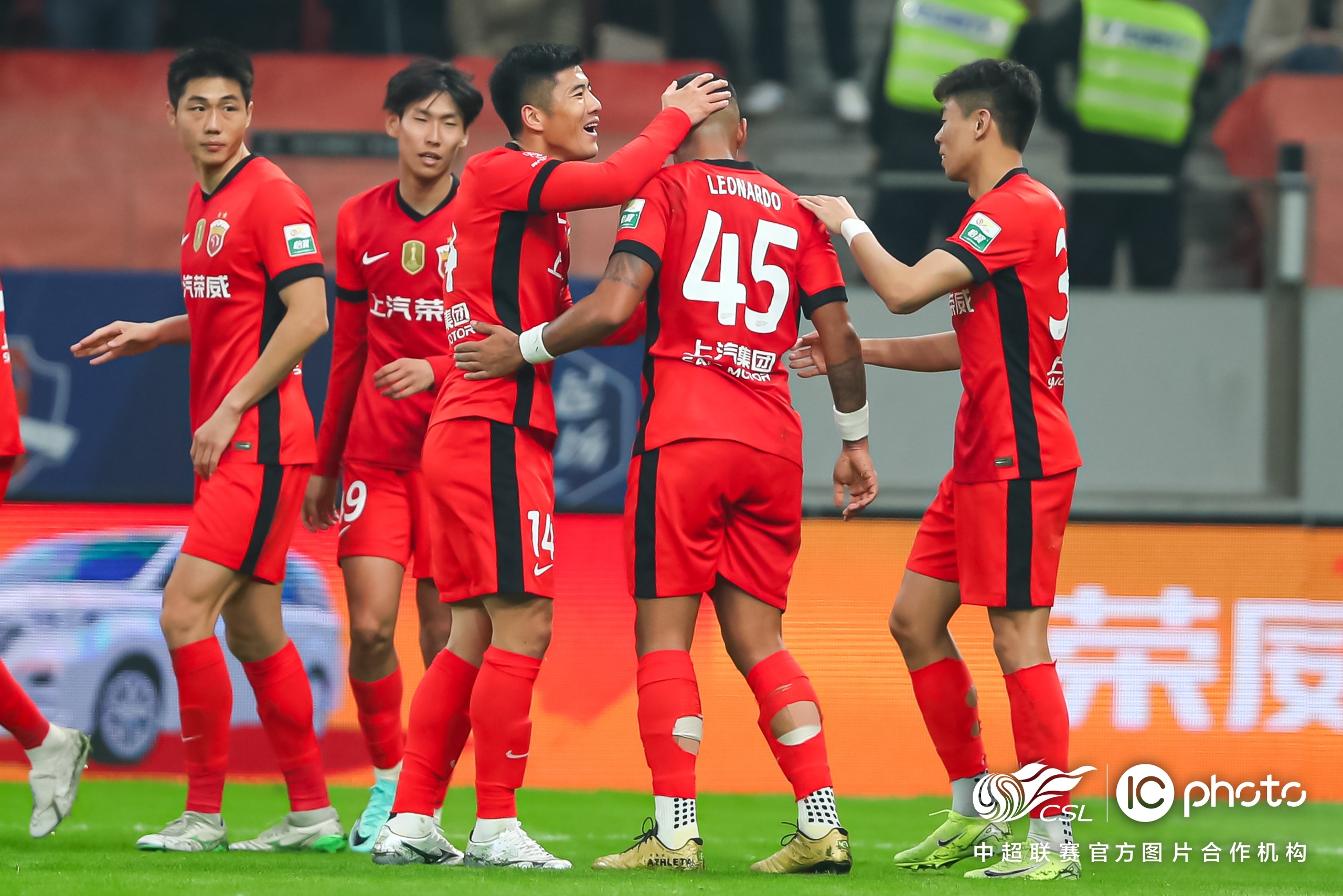 关于窗口期突围战来临，上海海港围绕足总杯止住颓势，态度坚定，资深球员宣示担当的信息